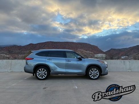 Used 2021 Toyota Highlander Limited image 3