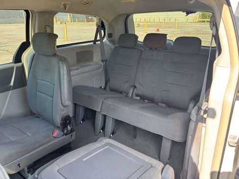 Used 2009 Chrysler Town & Country Touring FWD image 13