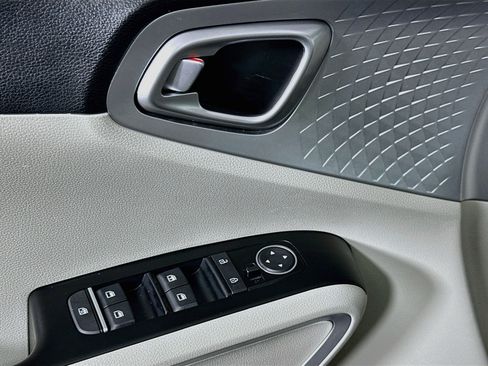 Used 2025 Kia Soul LX w/ LX Technology Package FWD image 15