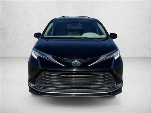 Used 2022 Toyota Sienna Limited image 2