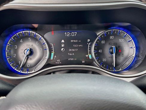 Used 2023 Chrysler Pacifica Touring-L FWD image 12