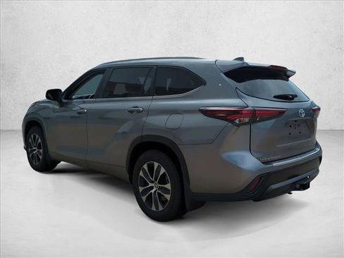 Certified 2025 Toyota Highlander XLE FWD image 7