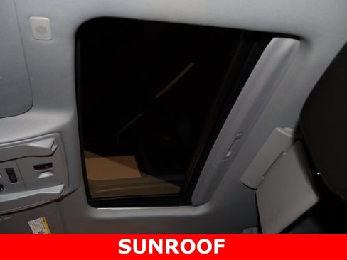 Used 2020 Cadillac Escalade ESV Premium Luxury image 18