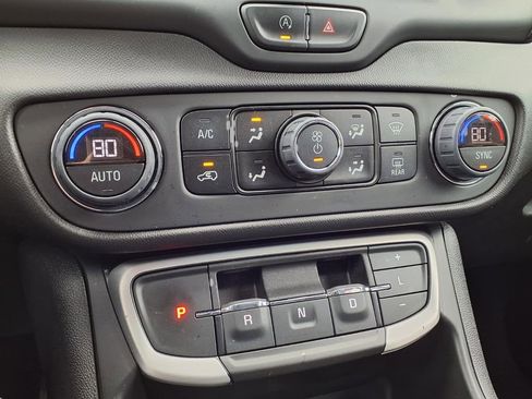 Used 2023 GMC Terrain SLE w/ Driver Convenience Package image 9