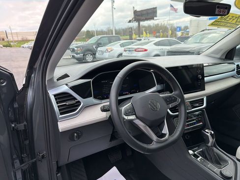 Used 2025 Volkswagen Taos SE image 15