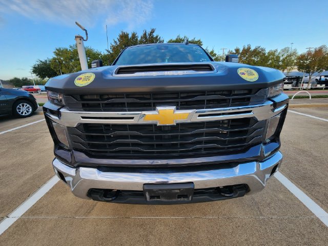 Used 2024 Chevrolet Silverado 2500 LT RWD image 2