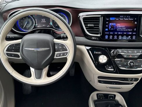 Used 2017 Chrysler Pacifica Limited FWD image 14