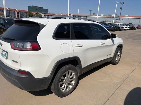 Used 2019 Jeep Cherokee Latitude w/ Popular Appearance Group FWD image 3
