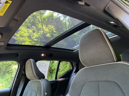 Certified 2022 Volvo XC40 T5 R-Design AWD/4WD image 23