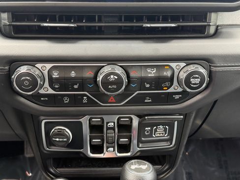 Used 2025 Jeep Wrangler Sahara AWD/4WD image 16