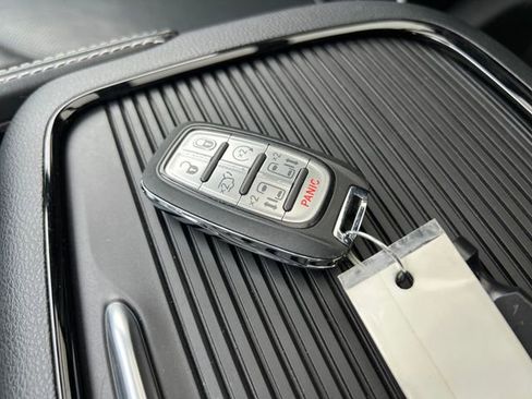 Used 2025 Chrysler Pacifica Limited image 36