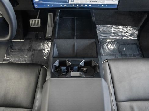 Used 2024 Tesla Cybertruck AWD Crew Cab image 31