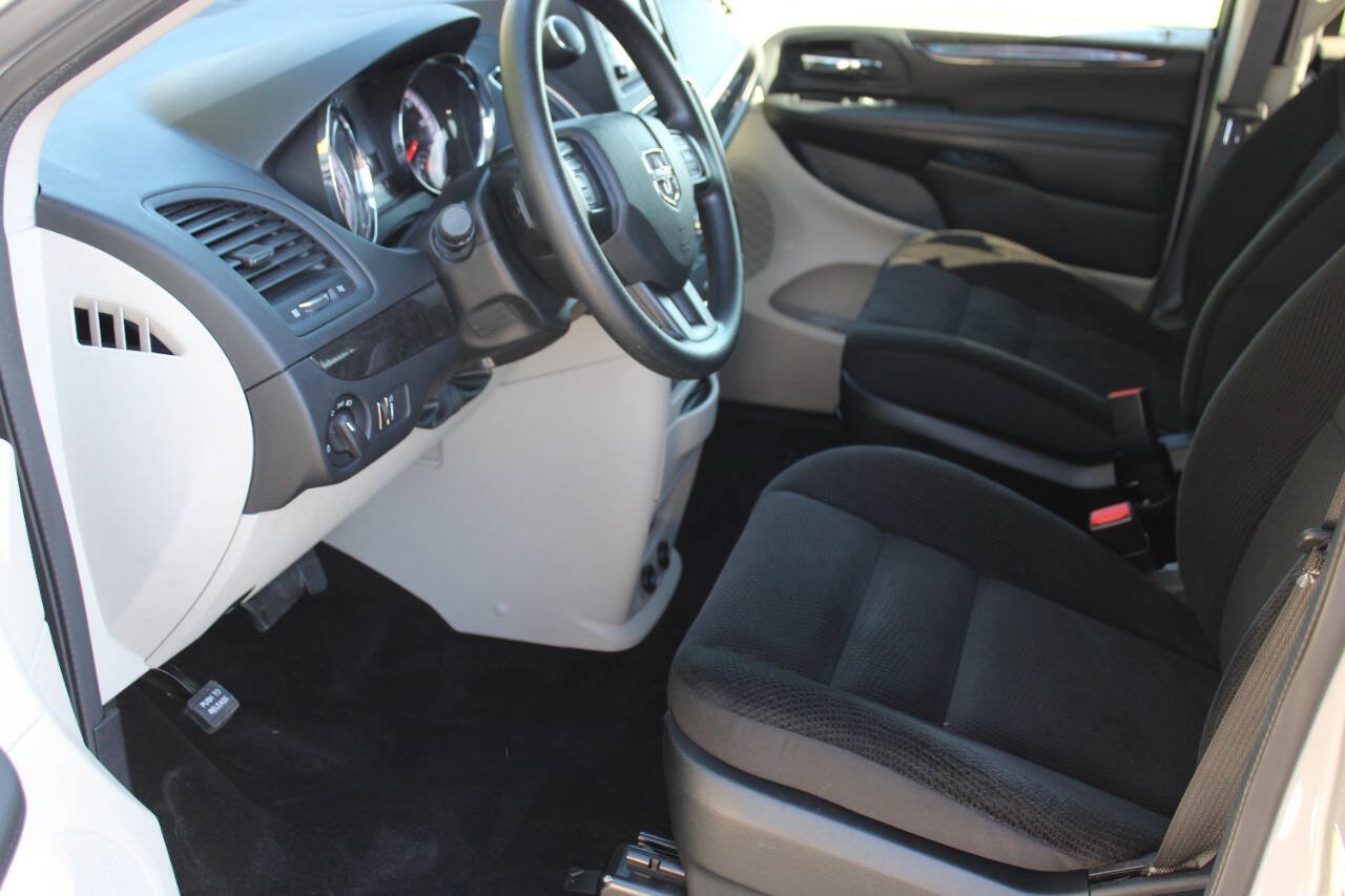 Used 2018 Dodge Grand Caravan SE w/ UConnect Hands-Free Group FWD image 6