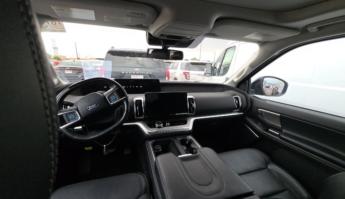 Used 2025 Ford Expedition Platinum AWD/4WD image 5