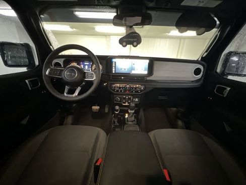 Used 2024 Jeep Wrangler Unlimited Sahara AWD/4WD image 19