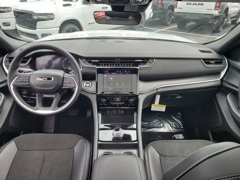 New 2025 Jeep Grand Cherokee Altitude image 11