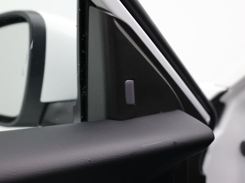 Used 2025 Nissan Sentra SV FWD image 16