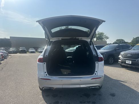 Used 2024 Buick Enclave Essence AWD/4WD image 9