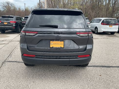 Used 2023 Jeep Grand Cherokee Altitude AWD/4WD image 6