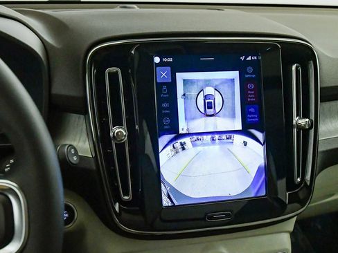 Certified 2026 Volvo XC40 B5 Plus w/ Protection Package Premier image 22