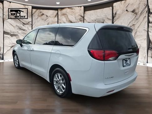 Used 2022 Chrysler Voyager LX FWD image 7