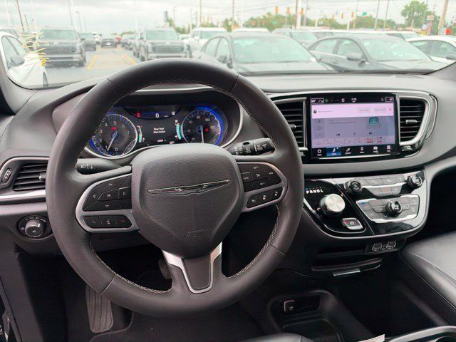 Used 2025 Chrysler Pacifica Select FWD image 15