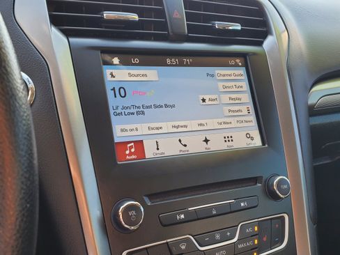 Used 2018 Ford Fusion SE FWD image 18