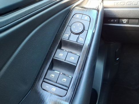 Used 2025 Nissan Rogue S image 26