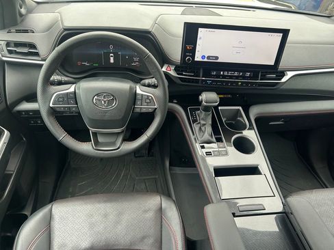 Used 2025 Toyota Sienna XSE w/ XSE Premium Package image 18
