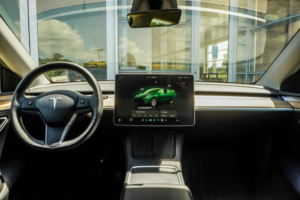 Used 2024 Tesla Model Y Long Range AWD/4WD image 5