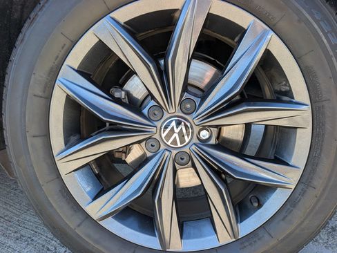 Used 2023 Volkswagen Tiguan SE w/ Panoramic Sunroof Package FWD image 7