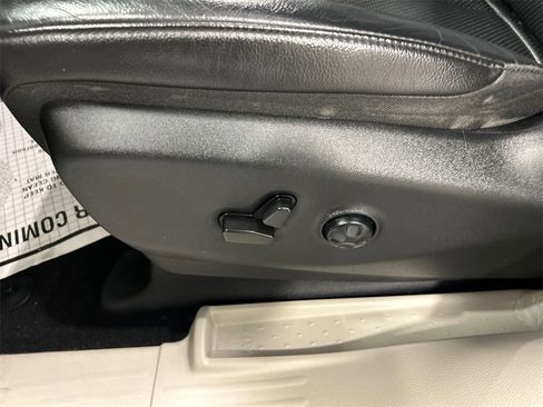 Used 2022 Chrysler Pacifica Touring-L image 16