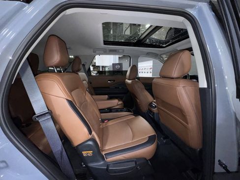 New 2025 Nissan Pathfinder Platinum image 16