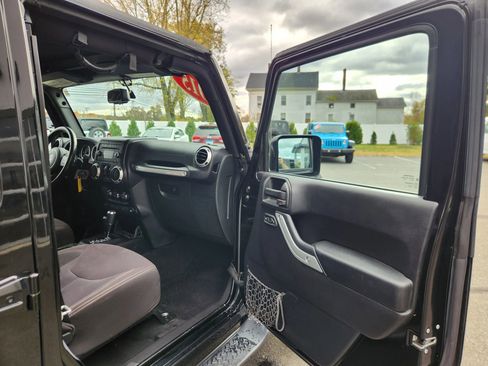 Used 2015 Jeep Wrangler Unlimited Sahara w/ Connectivity Group AWD/4WD image 34