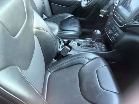 Used 2019 Jeep Cherokee Latitude Plus FWD image 5