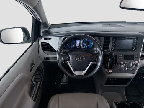 Used 2020 Toyota Sienna XLE FWD image 17