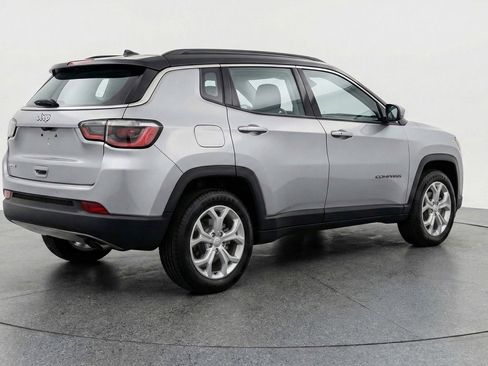 Used 2025 Jeep Compass Latitude AWD/4WD image 9
