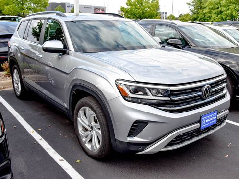 Used 2023 Volkswagen Atlas SE w/ Panoramic Sunroof Package AWD/4WD image 3