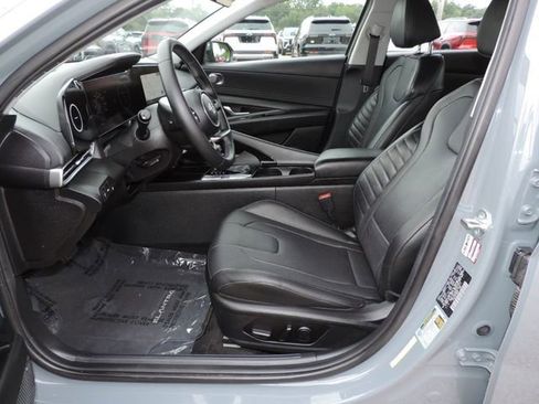 Used 2022 Hyundai Elantra Limited image 17