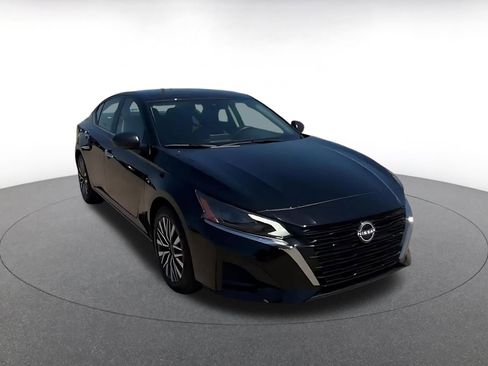 Used 2025 Nissan Altima 2.5 SV FWD image 3