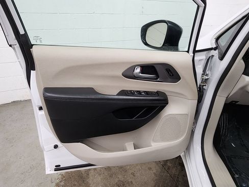 Used 2024 Chrysler Pacifica Touring-L FWD image 9