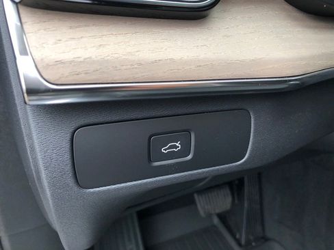 New 2026 Volvo XC90 B6 Plus w/ Protection Package Premier AWD/4WD image 12