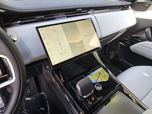 Used 2025 Land Rover Range Rover Sport image 12