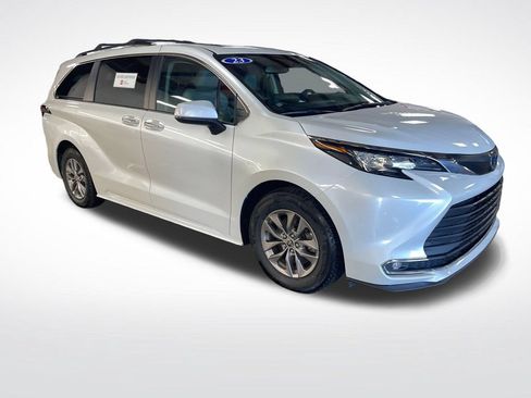 Certified 2023 Toyota Sienna XLE AWD/4WD image 7