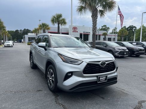 Used 2023 Toyota Highlander XLE AWD/4WD image 2