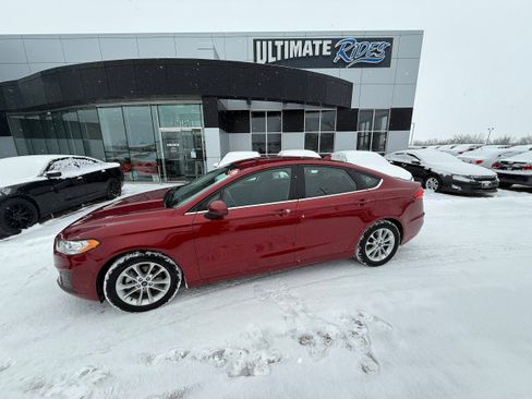 Used 2019 Ford Fusion SE image 3