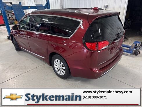 Used 2019 Chrysler Pacifica Touring-L image 7