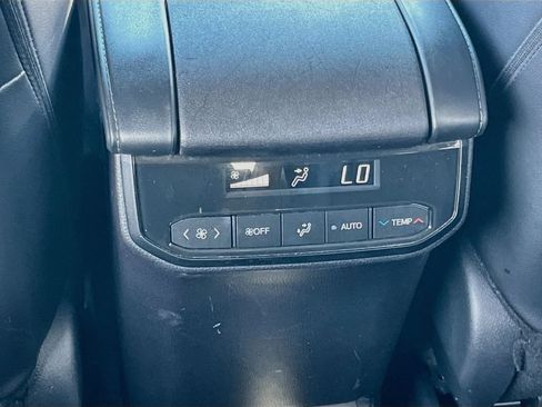 Used 2024 Toyota Highlander XLE FWD image 25