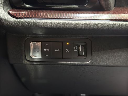 Used 2025 Chevrolet Traverse RS image 37