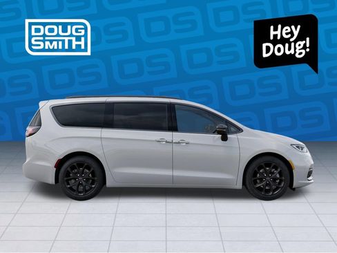 New 2026 Chrysler Pacifica Limited image 21